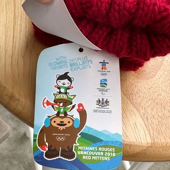 New Hudson’s Bay Canadian 2010 Vancouver Olympic Mittens - Picture 7 of 11